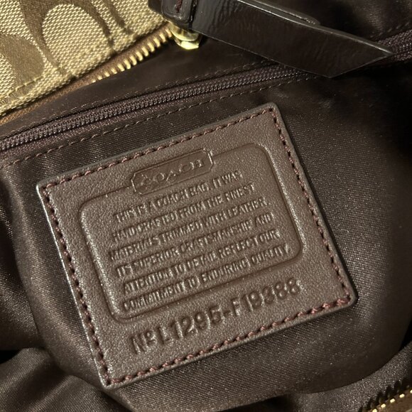 Coach Gallery Tote in Signature Canvas - Picture 5 of 6